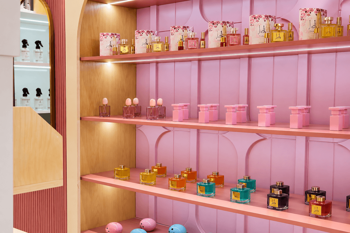 Rayonnages roses de la boutique KAOUBI PERFUMES